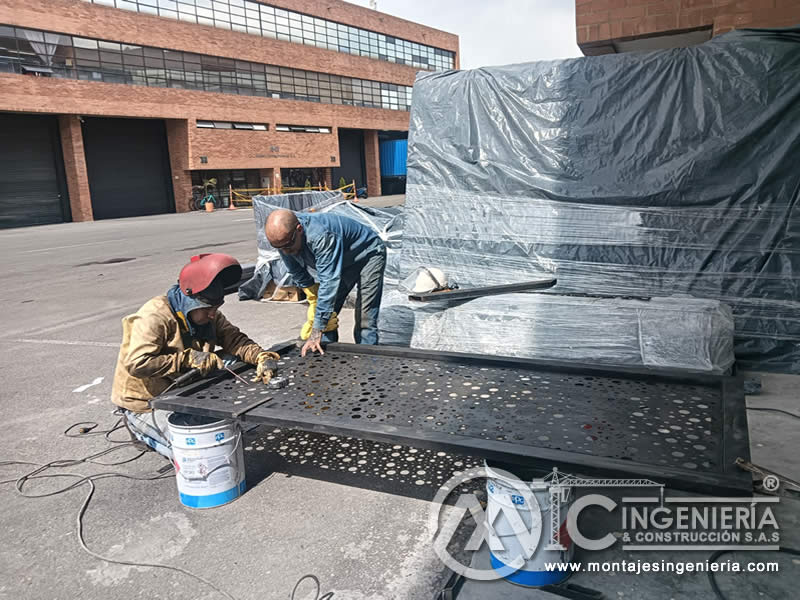Soldadura y ensamble de paneles de lámina perforada para portones decorativos metálicos en Bogotá, Colombia. Montajes, Ingeniería y Construcción MIC SAS.