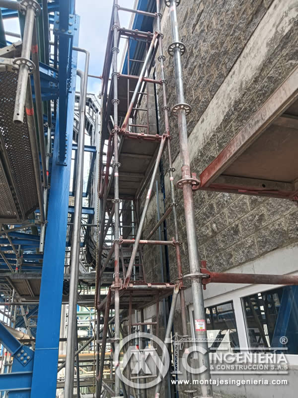 Torre de andamio tubular para trabajos en altura en instalaciones industriales en Bogotá, Colombia. Montajes, Ingeniería y Construcción MIC SAS.
