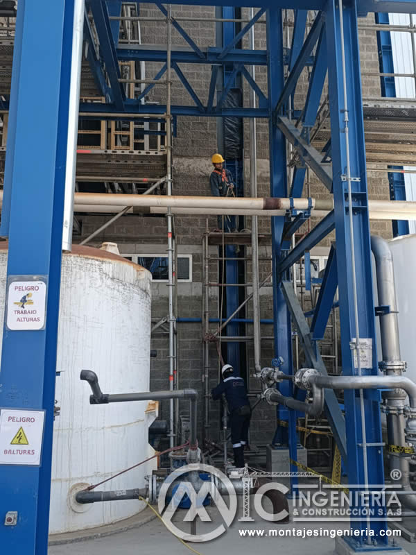 Trabajos en altura en planta industrial con andamios, estructuras metálicas y tuberías en Bogotá, Colombia. Montajes, Ingeniería y Construcción MIC SAS.
