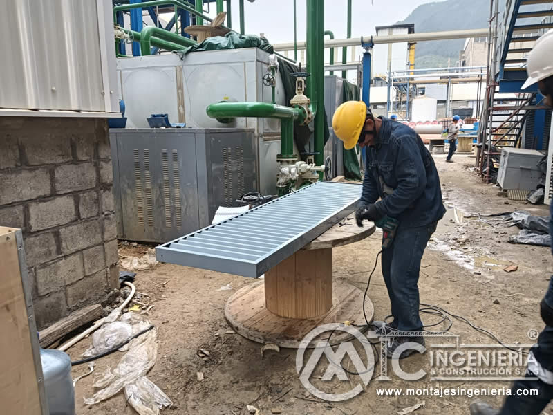 Acabados y ajuste de rejillas metálicas para plantas industriales en Bogotá, Colombia. Montajes, Ingeniería y Construcción MIC SAS.