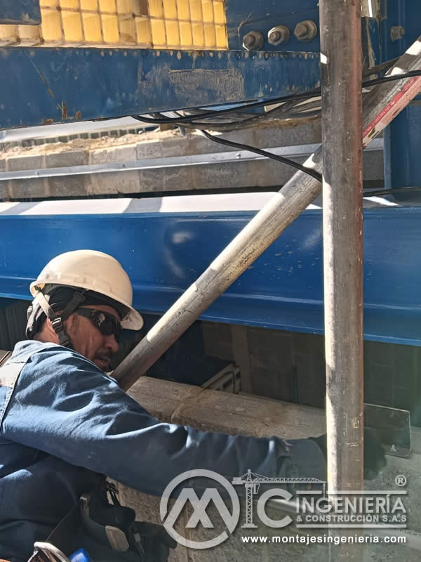 Ajuste y verificación de pernos en estructuras metálicas para plantas industriales en Bogotá, Colombia. Montajes, Ingeniería y Construcción MIC SAS.