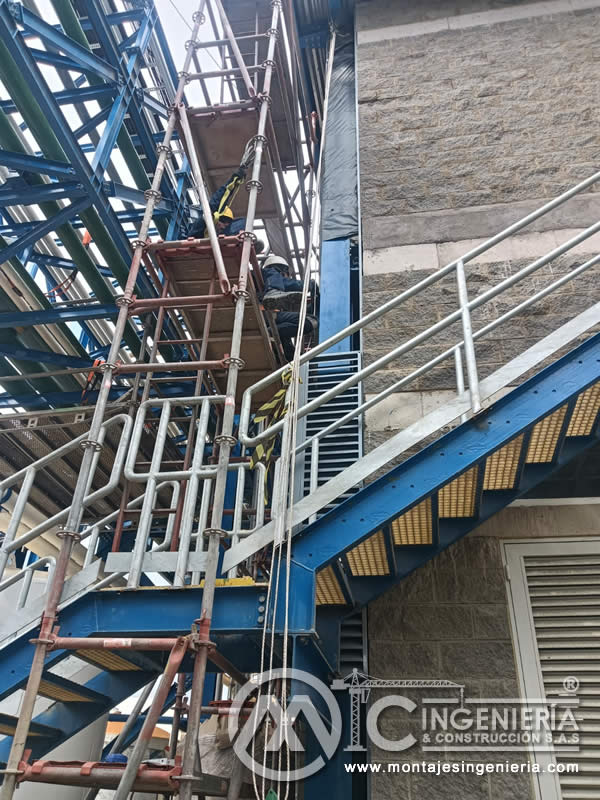 Andamiaje para montaje de escaleras en estructuras industriales en Bogotá, Colombia. Montajes, Ingeniería y Construcción MIC SAS.