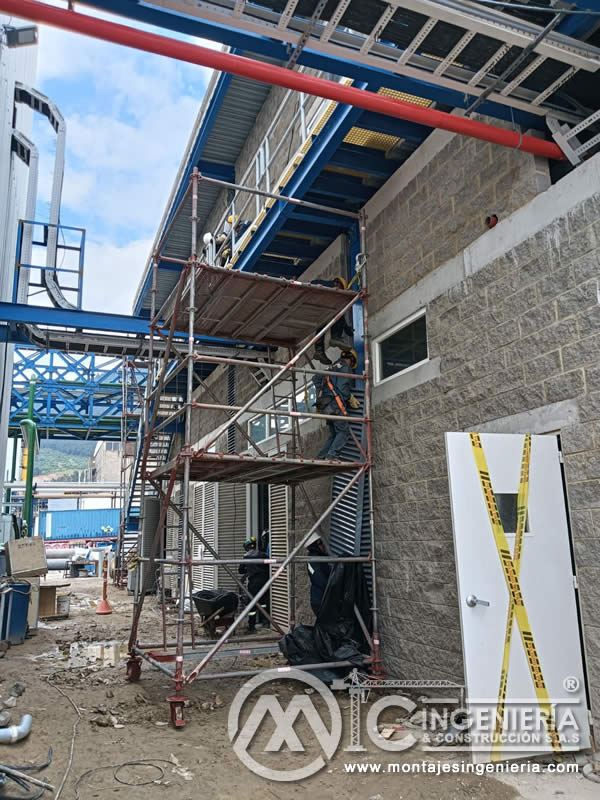 Andamiaje para montaje de plataformas y louvers en planta eléctrica en Bogotá, Colombia. Montajes, Ingeniería y Construcción MIC SAS.
