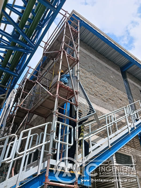 Andamiaje y montaje de escaleras metálicas industriales en Bogotá, Colombia. Montajes, Ingeniería y Construcción MIC SAS.