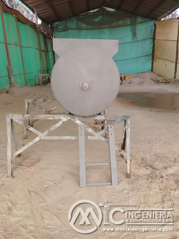 Aplicación de pintura de fondo en recipiente a presión horizontal en Bogotá, Colombia. Montajes, Ingeniería y Construcción MIC SAS.