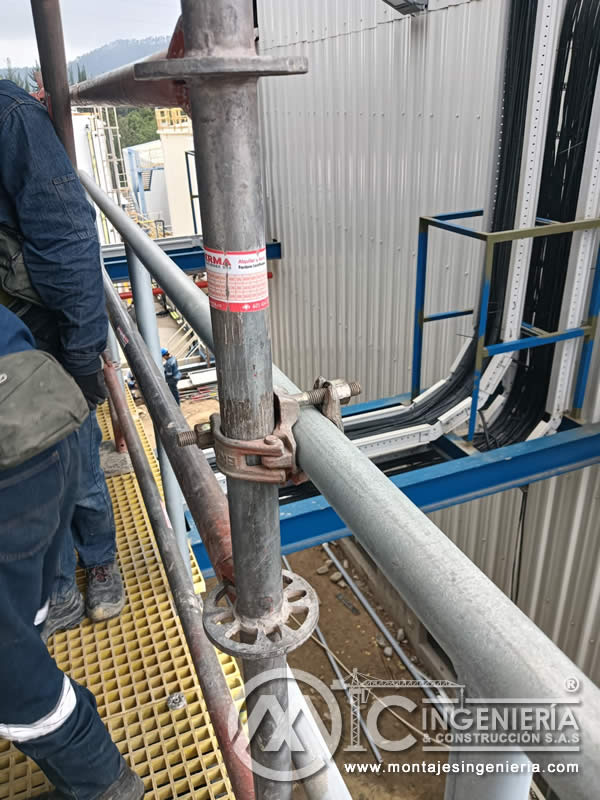 Detalle de unión en andamio cuplock sobre plataforma FRP industrial en Bogotá, Colombia. Montajes, Ingeniería y Construcción MIC SAS.