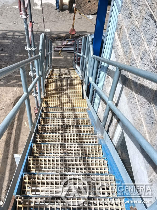 Escalera metálica con huellas de rejilla FRP galvanizada para planta industrial en Bogotá, Colombia. Montajes, Ingeniería y Construcción MIC SAS.