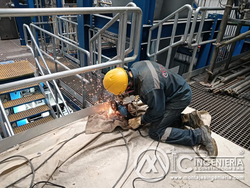Esmerilado de anclajes en plataforma con rejilla FRP industrial en Bogotá, Colombia. Montajes, Ingeniería y Construcción MIC SAS.
