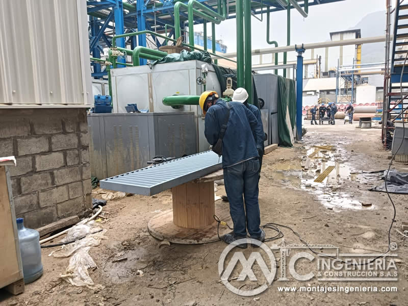 Fabricación de rejillas metálicas para pisos industriales en Bogotá, Colombia. Montajes, Ingeniería y Construcción MIC SAS.