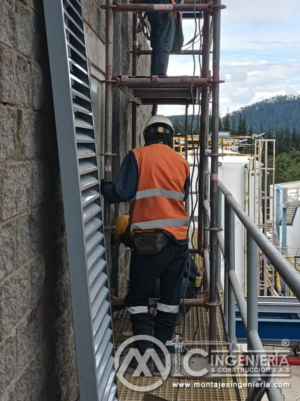 Fijación de louver metálico con lamas en fachada de planta eléctrica en Bogotá, Colombia. Montajes, Ingeniería y Construcción MIC SAS.