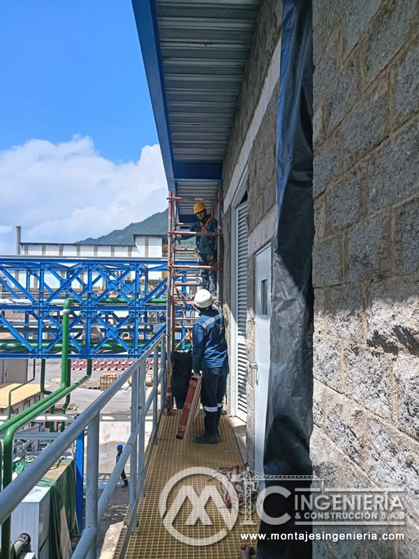 Instalación de louvers desde plataforma FRP en fachada de planta eléctrica en Bogotá, Colombia. Montajes, Ingeniería y Construcción MIC SAS.