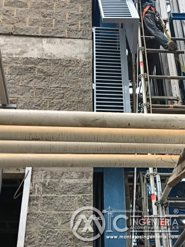 Instalación de louvers metálicos en fachadas industriales en Bogotá, Colombia. Montajes, Ingeniería y Construcción MIC SAS.