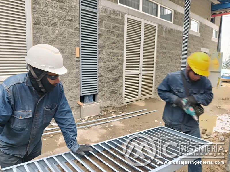 Instalación de rejillas metálicas en edificio industrial en Bogotá, Colombia. Montajes, Ingeniería y Construcción MIC SAS.