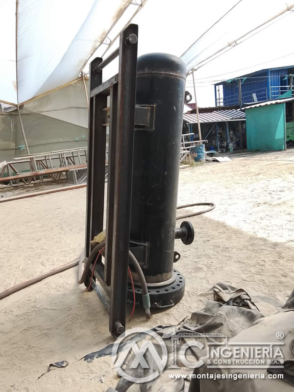 Limpieza con sandblasting de recipiente a presión vertical en Bogotá, Colombia. Montajes, Ingeniería y Construcción MIC SAS.