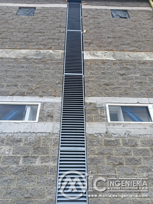 Louver metálico negro de gran altura instalado en fachada industrial en Bogotá, Colombia. Montajes, Ingeniería y Construcción MIC SAS.