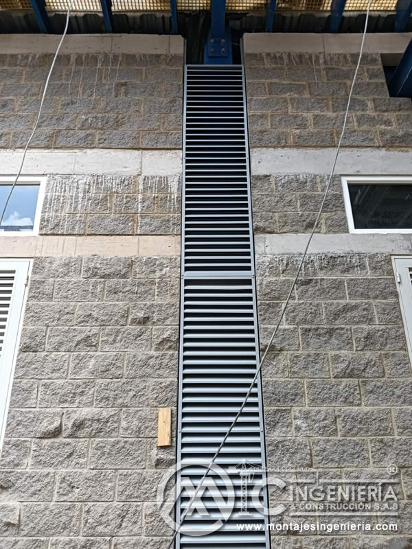 Louver metálico vertical instalado en fachada de planta eléctrica en Bogotá, Colombia. Montajes, Ingeniería y Construcción MIC SAS.