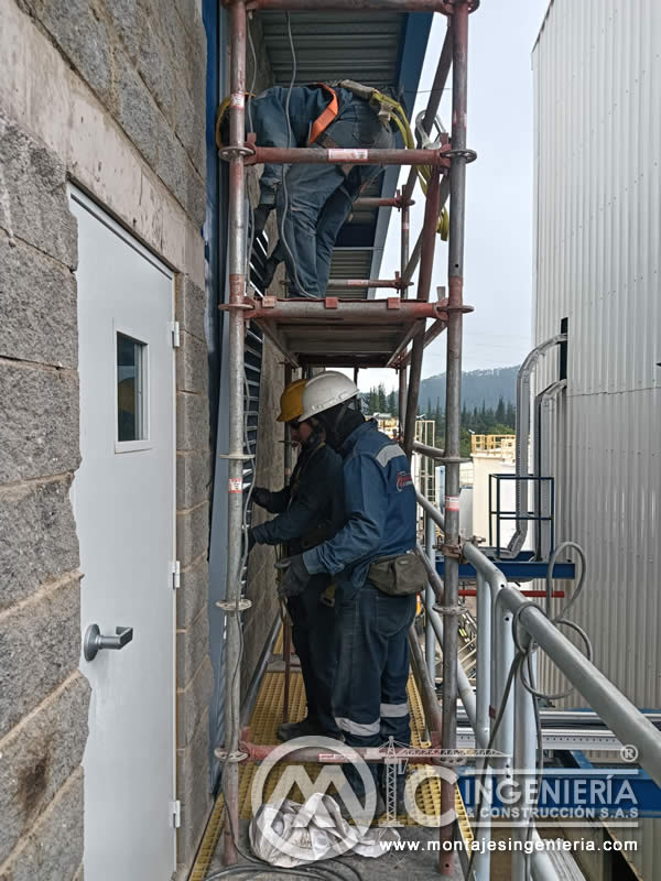 Montaje de andamios y trabajos en altura en planta industrial en Bogotá, Colombia. Montajes, Ingeniería y Construcción MIC SAS.