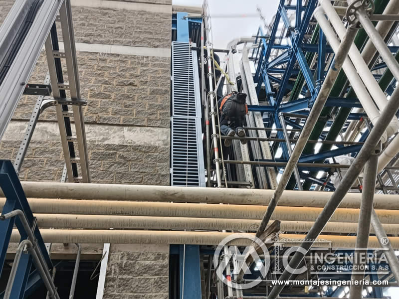 Montaje de escalerillas metálicas en fachadas industriales en Bogotá, Colombia. Montajes, Ingeniería y Construcción MIC SAS.