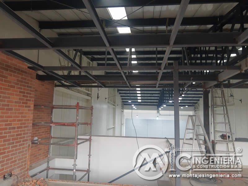 Montaje de estructura metálica para entrepiso en nave industrial en Bogotá, Colombia. Montajes, Ingeniería y Construcción MIC SAS. Montaje de estructura metálica para entrepiso en nave industrial en Bogotá, Colombia. Montajes, Ingeniería y Construcción MIC SAS.
