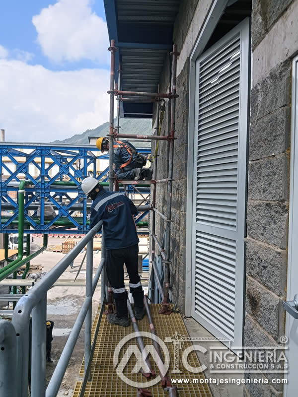 Montaje de louver metálico en fachada industrial desde plataforma FRP en Bogotá, Colombia. Montajes, Ingeniería y Construcción MIC SAS.