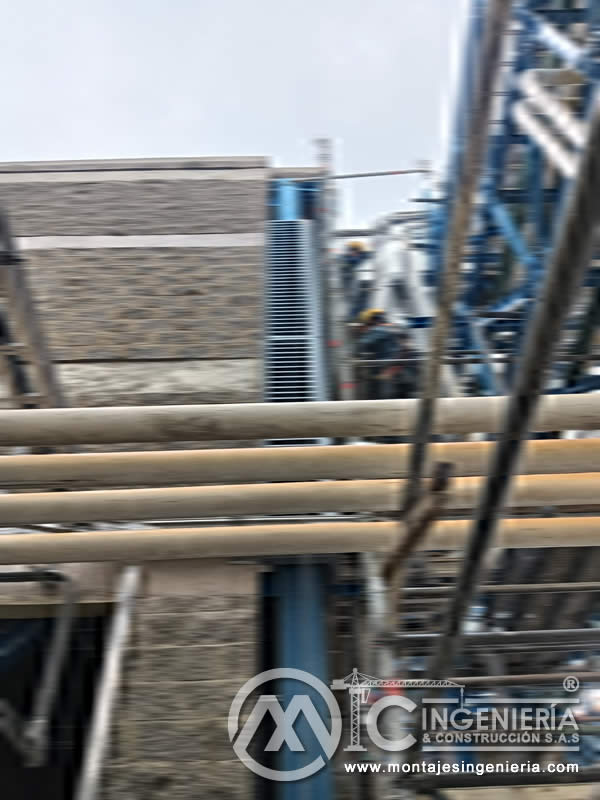 Montaje de louvers y estructuras metálicas en plantas industriales en Bogotá, Colombia. Montajes, Ingeniería y Construcción MIC SAS.