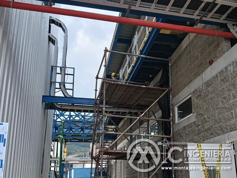 Montaje de plataformas con andamios para plantas industriales en Bogotá, Colombia. Montajes, Ingeniería y Construcción MIC SAS.
