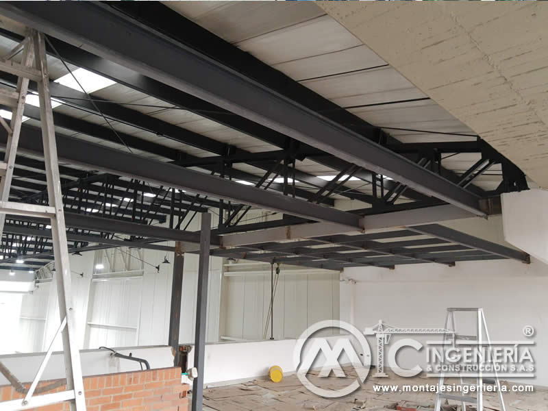 Montaje de vigas metálicas para entrepiso en bodegas industriales en Bogotá, Colombia. Montajes, Ingeniería y Construcción MIC SAS. Montaje de vigas metálicas para entrepiso en bodegas industriales en Bogotá, Colombia. Montajes, Ingeniería y Construcción MIC SAS.