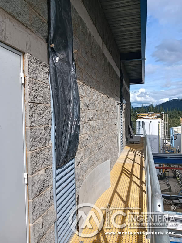 Pasarela con piso FRP adosada a fachada de planta eléctrica en Bogotá, Colombia. Montajes, Ingeniería y Construcción MIC SAS.