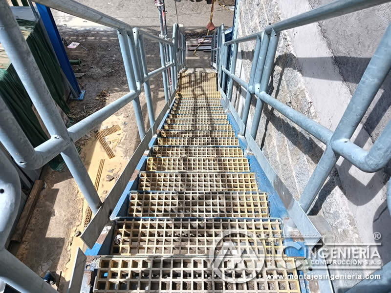 Pasarela metálica con rejilla FRP y pasamanos tubular para planta industrial en Bogotá, Colombia. Montajes, Ingeniería y Construcción MIC SAS.