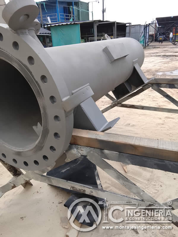 Pintura anticorrosiva en casco cilíndrico con brida y soportes para recipiente industrial en Bogotá, Colombia. Montajes, Ingeniería y Construcción MIC SAS.