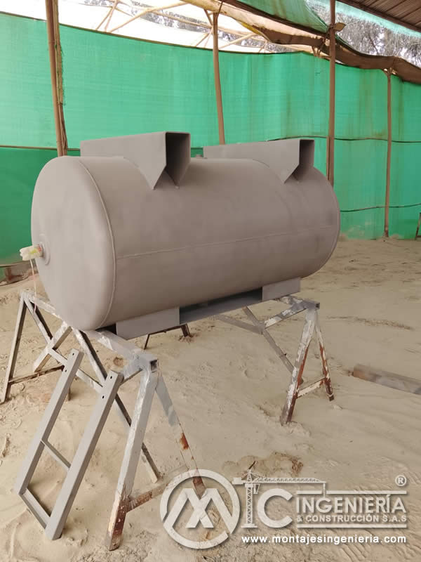 Pintura anticorrosiva en recipiente a presión horizontal bajo carpa en Bogotá, Colombia. Montajes, Ingeniería y Construcción MIC SAS.