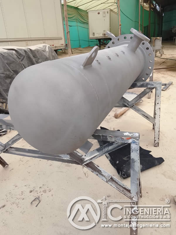Pintura de casco de recipiente con brida y boquillas de proceso en Bogotá, Colombia. Montajes, Ingeniería y Construcción MIC SAS.
