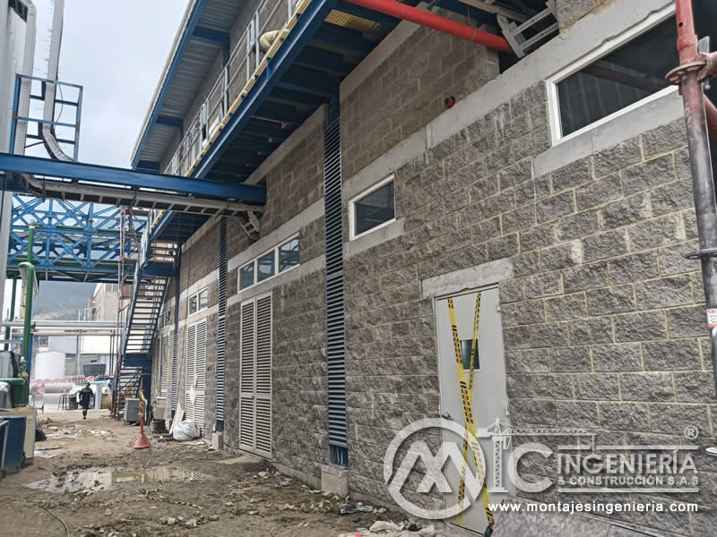 Planta eléctrica con louvers, plataformas y escaleras metálicas instaladas en Bogotá, Colombia. Montajes, Ingeniería y Construcción MIC SAS.