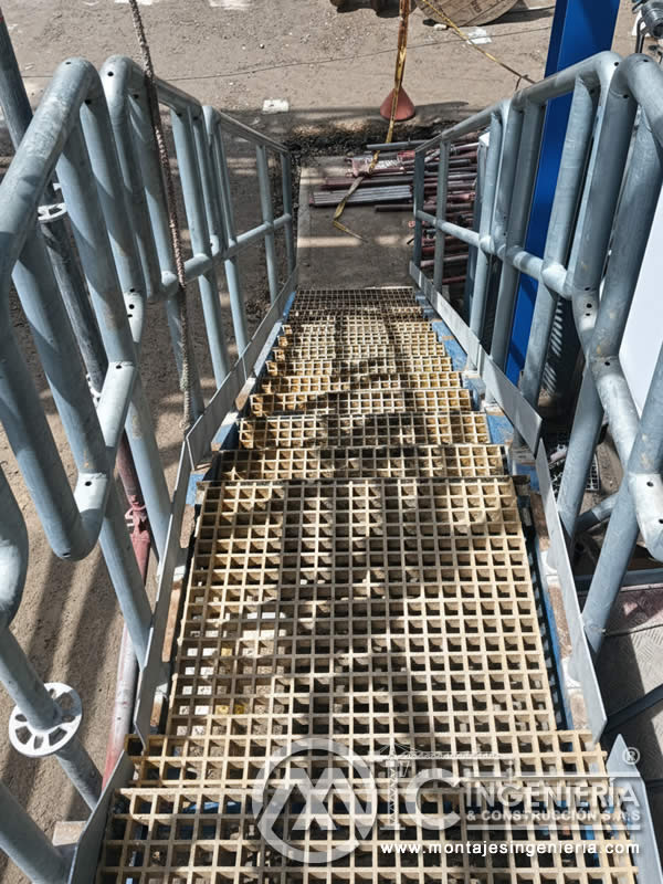 Plataforma con rejilla FRP y barandas para acceso industrial en Bogotá, Colombia. Montajes, Ingeniería y Construcción MIC SAS.