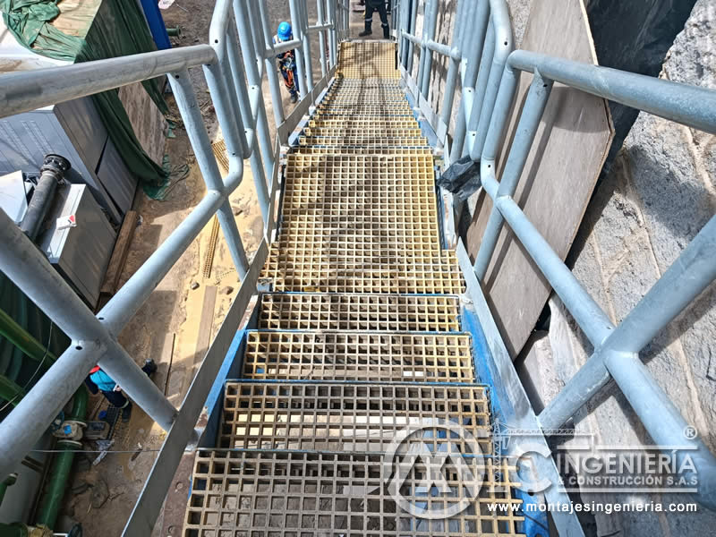 Plataforma de acceso con rejilla FRP y barandas galvanizadas para industria en Bogotá, Colombia. Montajes, Ingeniería y Construcción MIC SAS.