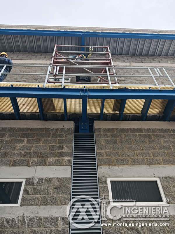 Plataforma metálica azul con rejilla FRP y louver en fachada industrial en Bogotá, Colombia. Montajes, Ingeniería y Construcción MIC SAS.