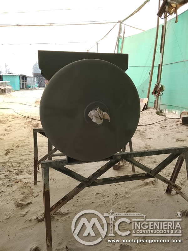 Recubrimiento de recipiente a presión horizontal con pintura epóxica en Bogotá, Colombia. Montajes, Ingeniería y Construcción MIC SAS.