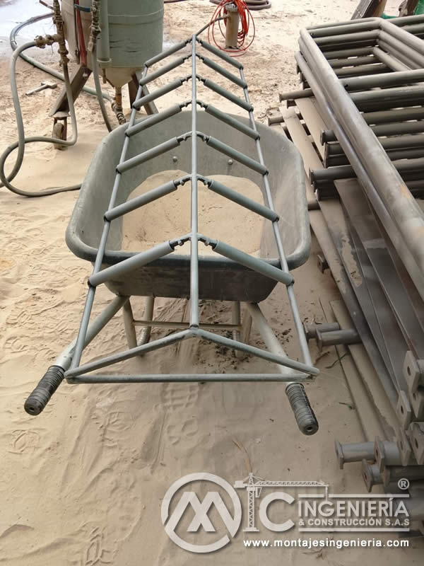 Sandblasting de herramientas y accesorios de trabajo en planta industrial en Bogotá, Colombia. Montajes, Ingeniería y Construcción MIC SAS.