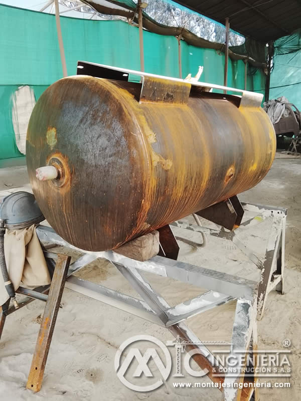 Sandblasting de recipiente a presión horizontal bajo carpa en Bogotá, Colombia. Montajes, Ingeniería y Construcción MIC SAS.