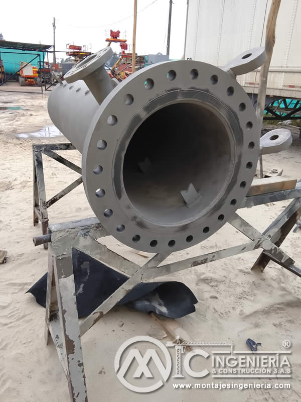 Sandblasting y pintura de brida de recipiente industrial en Bogotá, Colombia. Montajes, Ingeniería y Construcción MIC SAS.