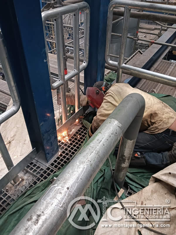 Soldadura de estructuras metálicas en planta industrial en Bogotá, Colombia. Montajes, Ingeniería y Construcción MIC SAS.
