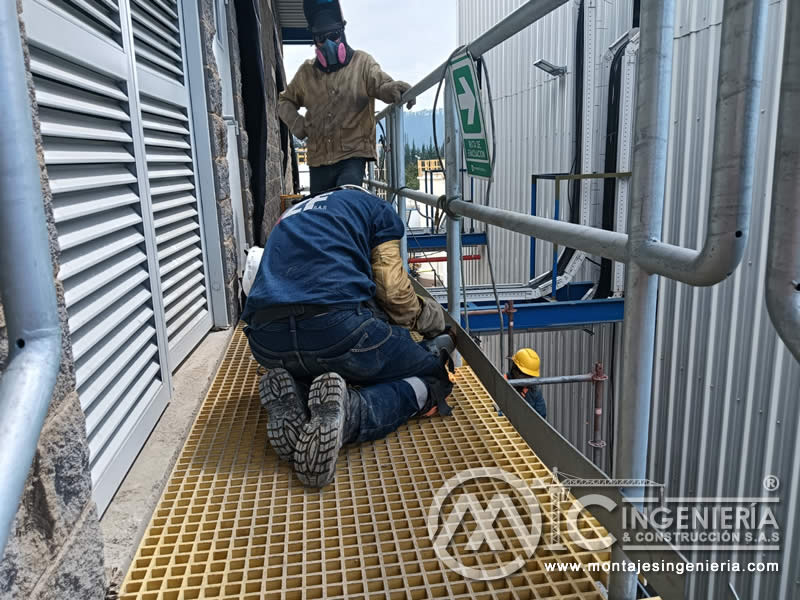Soldadura de rejillas en plataformas metálicas para industria en Bogotá, Colombia. Montajes, Ingeniería y Construcción MIC SAS.