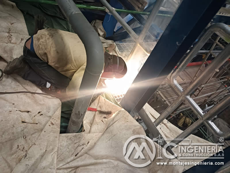Soldadura de tuberías industriales en altura en Bogotá, Colombia. Montajes, Ingeniería y Construcción MIC SAS.
