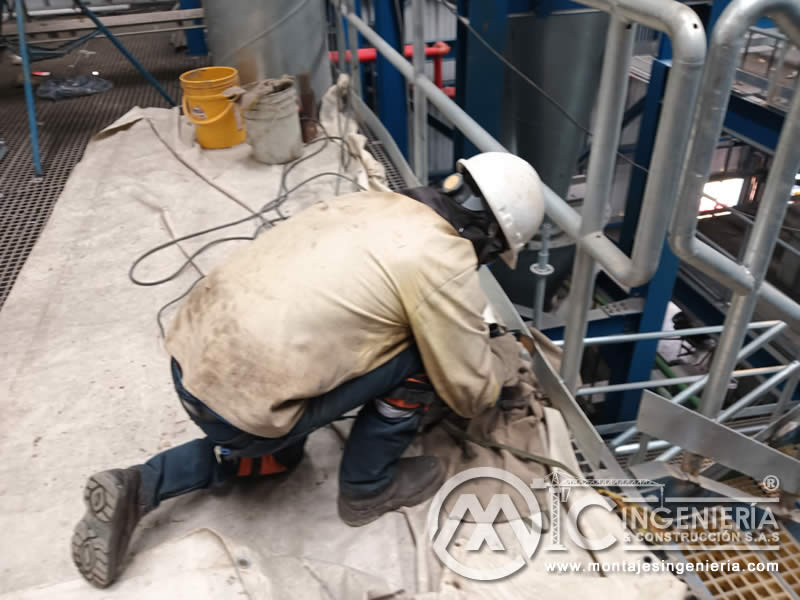 Soldadura de tuberías y estructuras en planta de generación eléctrica en Bogotá, Colombia. Montajes, Ingeniería y Construcción MIC SAS.