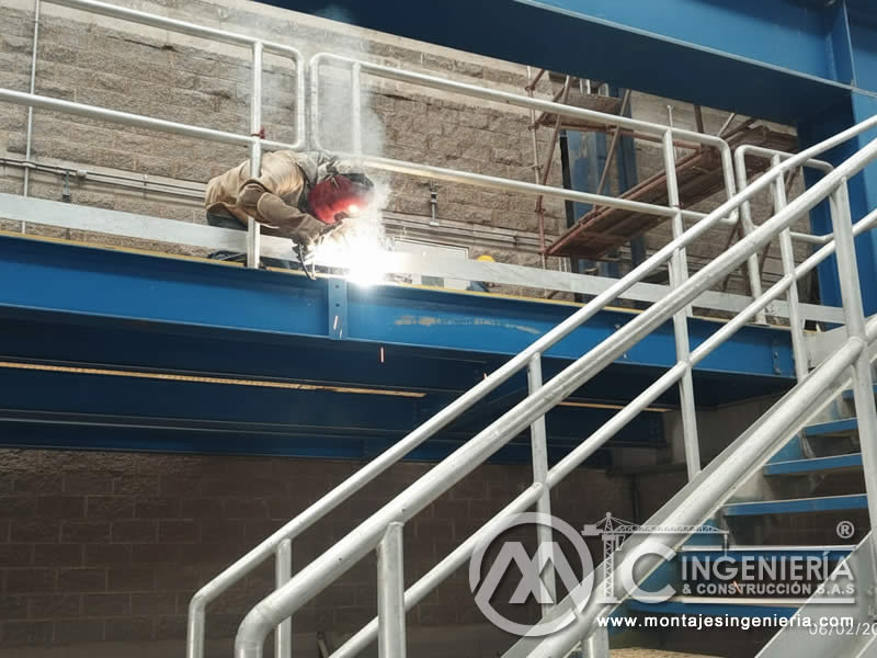 Soldadura de vigas metálicas en plataformas industriales en Bogotá, Colombia. Montajes, Ingeniería y Construcción MIC SAS.