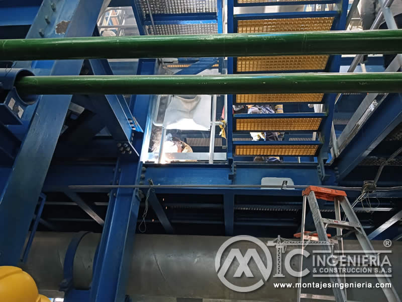 Soldadura en altura en estructura metálica con tuberías de proceso en Bogotá, Colombia. Montajes, Ingeniería y Construcción MIC SAS.