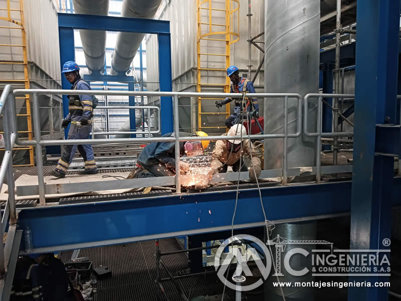 Soldadura y montaje de plataformas en interior de planta eléctrica en Bogotá, Colombia. Montajes, Ingeniería y Construcción MIC SAS.