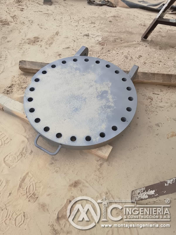 Tapa ciega con pernos para recipiente a presión industrial en Bogotá, Colombia. Montajes, Ingeniería y Construcción MIC SAS.