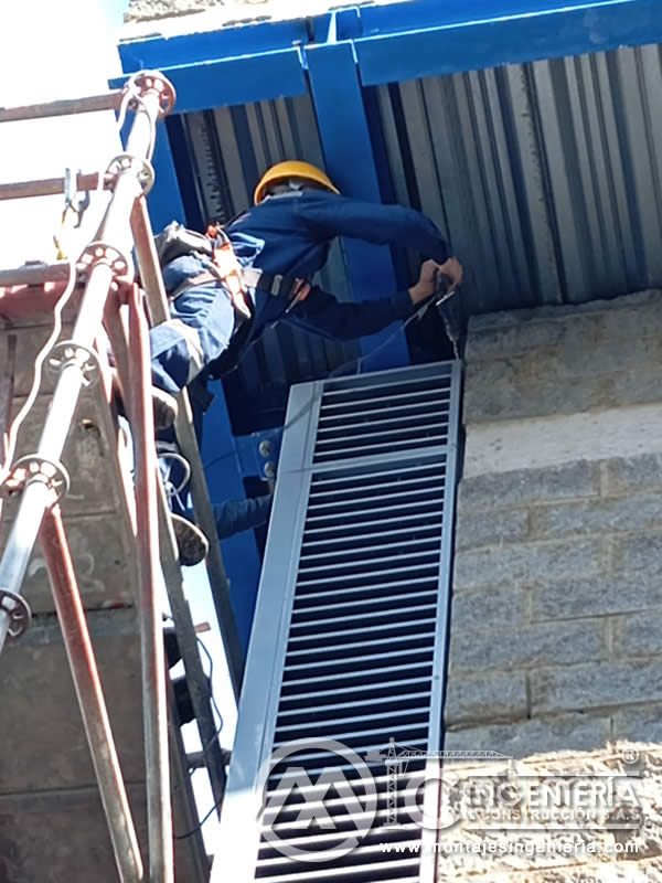 Ajuste de paneles de lamas bajo cubierta de naves industriales en Bogotá, Colombia. Montajes, Ingeniería y Construcción MIC SAS.