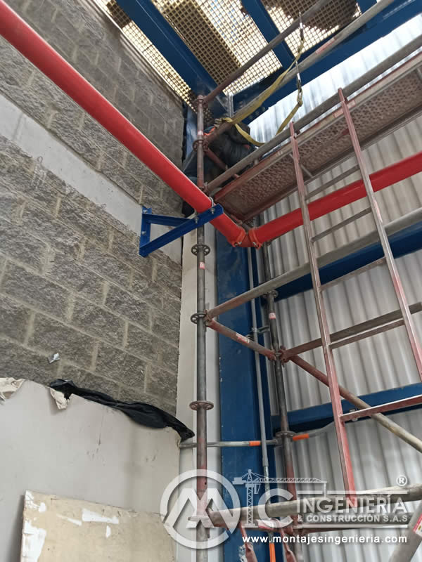 Anclaje de redes de tuberías pintadas en edificios industriales en Bogotá, Colombia. Montajes, Ingeniería y Construcción MIC SAS.